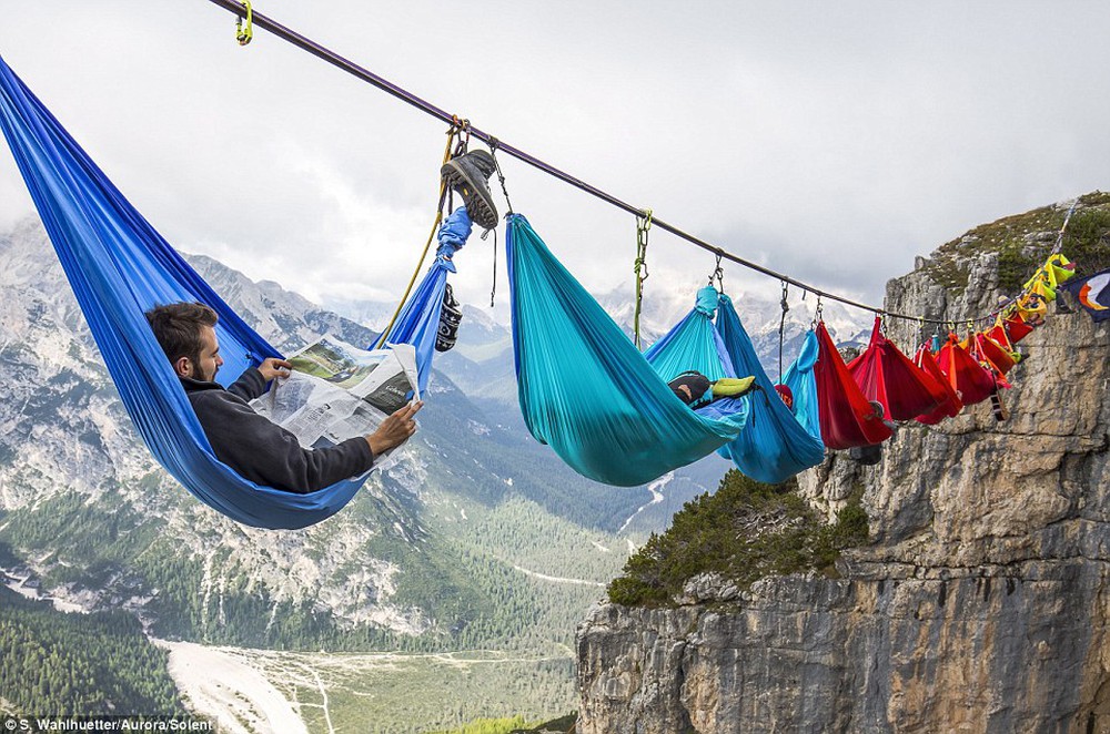 Chàng trai Việt trải nghiệm thử thách ngủ trên “chiếc giường nguy hiểm nhất thế giới” giữa vách núi, phải “buộc” mình vào dây - Ảnh 3.