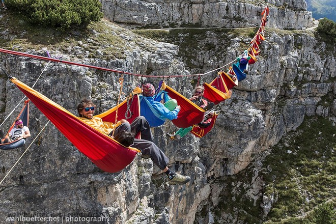 Chàng trai Việt trải nghiệm thử thách ngủ trên “chiếc giường nguy hiểm nhất thế giới” giữa vách núi, phải “buộc” mình vào dây - Ảnh 5.