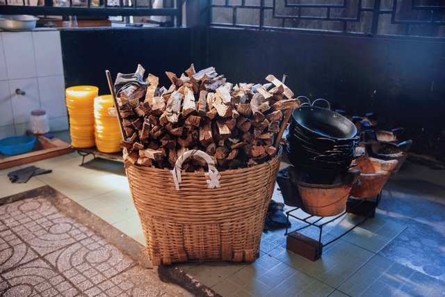 Bánh xèo chay 23 năm đãi khách miễn phí ở An Giang, số lượng bánh đổ 6.000 chiếc/ngày, người đổ bánh MÚA với 10 chiếc chảo liên tục - Ảnh 14.