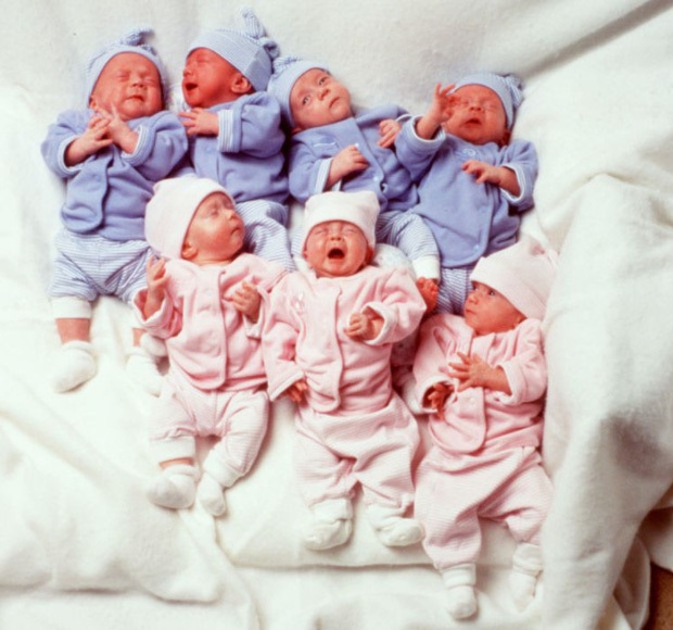 Những đứa trẻ trong ca sinh 7 đầu tiên trên thế giới, từng được gọi là “phép màu y học” sau hơn 20 năm giờ ra sao? - Ảnh 2.