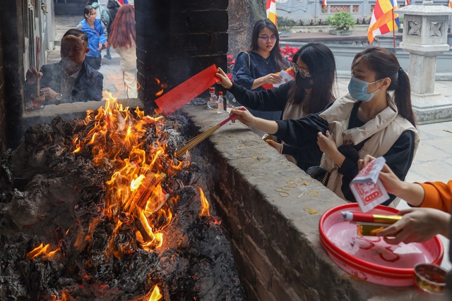Trước Valentine, chùa Hà lại đông đúc bạn trẻ kéo đến cầu duyên - Ảnh 13.