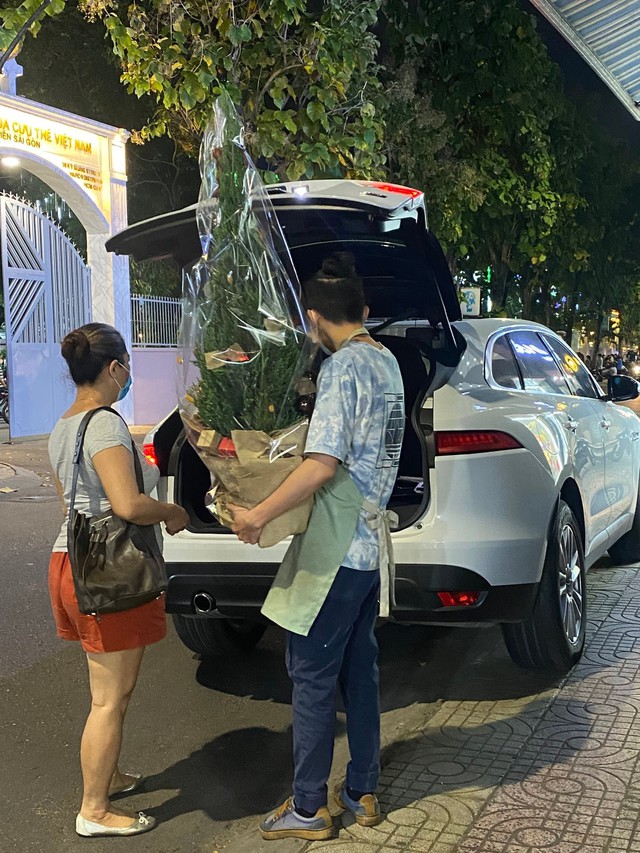 Thú chơi thông tươi nhập khẩu dịp Giáng sinh ngày càng thịnh ở các gia đình Việt, dù đắt, nhưng đáng vì những thứ ở thông giả không bao giờ có! - Ảnh 17.