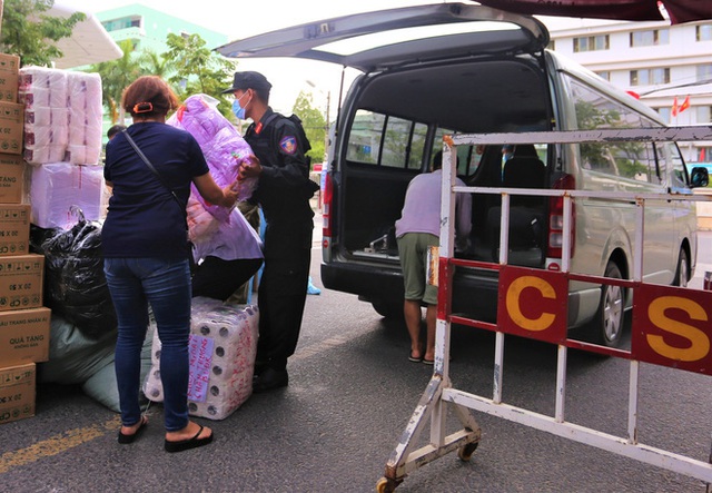 Người dân Đà Nẵng cùng mang nhu yếu phẩm tiếp tế cho bệnh nhân, bác sĩ, công an trong khu cách ly: Các bạn cần gì cứ nói! - Ảnh 11.