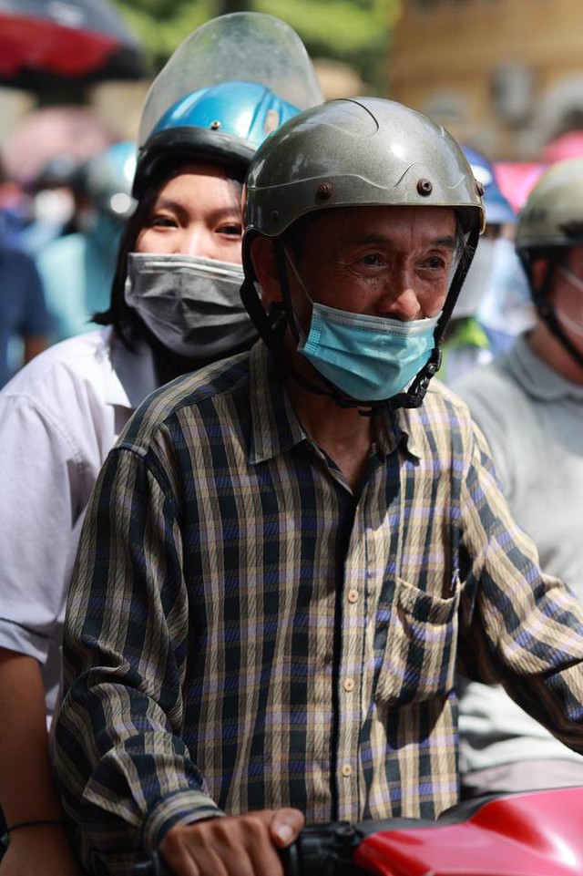  Ra cổng trường thi nhìn cảnh những ông bố đợi con hàng giờ giữa cái nóng đổ lửa: Ngày của Cha nhưng vẫn dành tất cả cho con! - Ảnh 15.