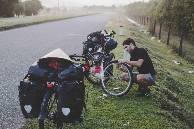 Cặp chồng Tây vợ Việt kết thúc 16.000km đạp xe từ Pháp về Việt Nam: Chặng cuối gian nan vì dịch bệnh Covid-19 - Ảnh 6.