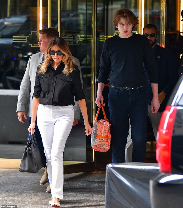 “Quý tử nước Mỹ” Barron Trump lộ diện xách túi cho mẹ tại toà nhà của gia đình, gây choáng với chiều cao hiện tại đã hơn 2m - Ảnh 4.