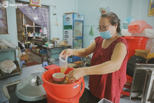 Ông bà cụ cặm cụi nấu từng suất cơm 0 đồng cho bà con nghèo ở Sài Gòn: Ngoại làm cực mà vui, ngày ngủ có 3 tiếng nhưng khỏe re - Ảnh 8.