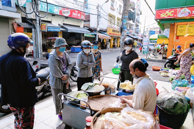 Hàng xôi bọc lá sen tươi đậm chất Bắc giữa lòng Sài Gòn, chỉ bán 2 tiếng mỗi ngày vì quá đông, khiến cậu cả bỏ đại học để nối nghiệp gia đình - Ảnh 3.