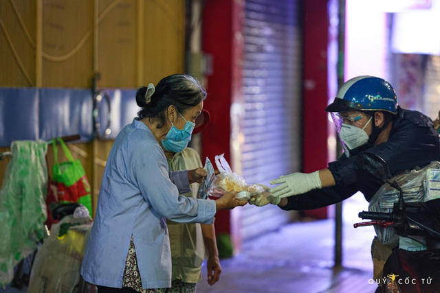 Chùm ảnh cảm xúc nhất lúc này: Thương lắm những người vô gia cư, nhưng Sài Gòn ơi, sẽ giãn cách mà không xa cách! - Ảnh 11.