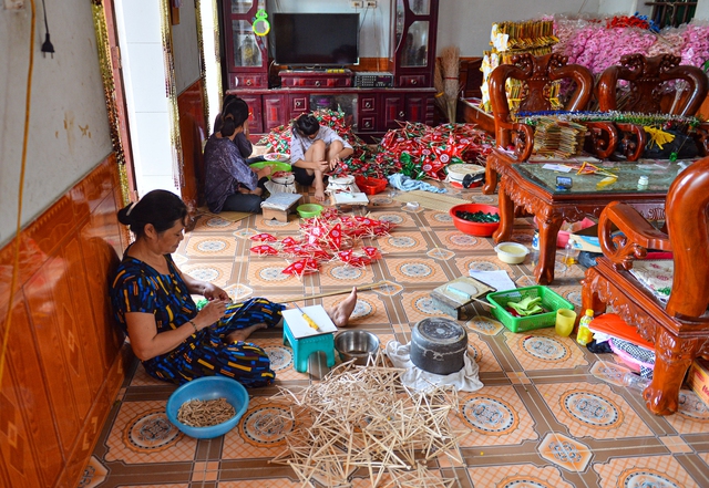 Những nghệ nhân cuối cùng tại thủ phủ đèn Trung thu lớn nhất miền Bắc: Nhà ba đời làm đèn ông sao khổng lồ - Ảnh 1.