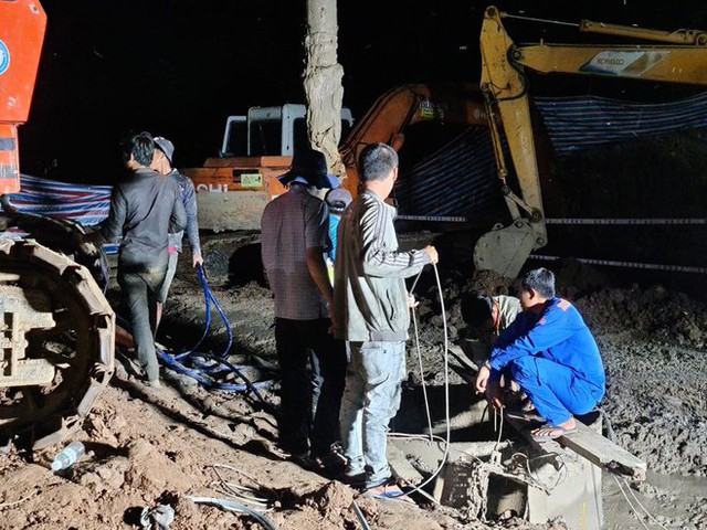  Tiếp tục nỗ lực xuyên đêm giải cứu bé trai lọt xuống trụ bê tông - Ảnh 11.