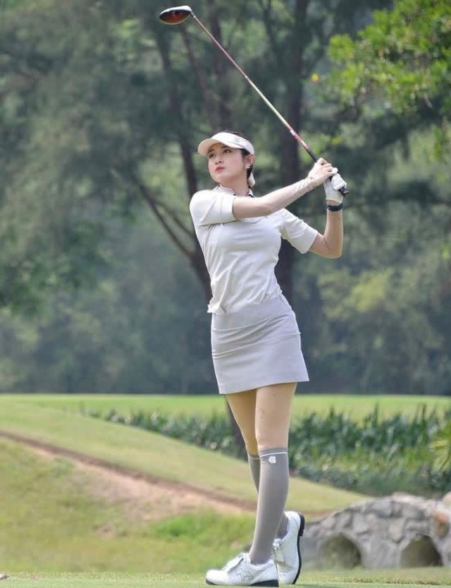 Phong cách trên sân golf của các mỹ nhân Việt: Năng động, đẳng cấp nhưng vẫn cực duyên dáng, hút mọi ánh nhìn, không ít đấng mày râu bị “đánh gục” - Ảnh 16.