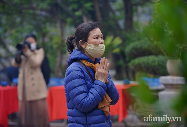 Hà Nội sáng mùng 1 Tết: Đường đông hơn mọi năm nhưng vẫn thênh thang yên bình đến lạ, người dân thong thả đạp xe, đi lễ đền Ngọc Sơn - Ảnh 18.