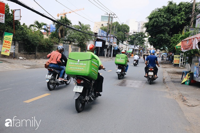 Xúc động với khoảnh khắc cụ ông rơi nước mắt khi nhận phần cơm miễn phí từ ca sĩ Sỹ Luân và hàng cơm di động đầu tiên tại Sài Gòn - Ảnh 10.