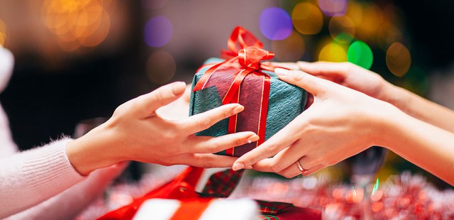 Những món quà giáng sinh mà Nữ hoàng Anh dành tặng cho nhân viên của mình cực kỳ độc đáo nhưng điều đặc biệt nhất nằm ở cách tặng và số tiền khủng - Ảnh 2.