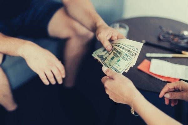Cuối năm bạn vay tiền dễ hao tài tốn của, sứt mẻ tình cảm: Nói 3 câu này xử lý vẹn cả đôi đường - Ảnh 1.