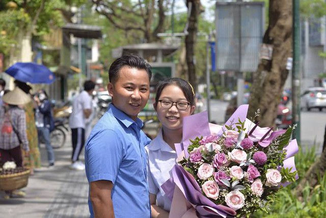  Ra cổng trường thi nhìn cảnh những ông bố đợi con hàng giờ giữa cái nóng đổ lửa: Ngày của Cha nhưng vẫn dành tất cả cho con! - Ảnh 13.