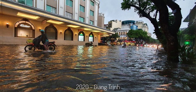 Hà Nội: Mưa to như trút nước lúc tan tầm, nhiều tuyến phố trung tâm lại biến thành sông - Ảnh 7.