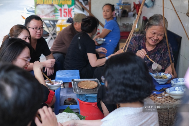 Quán bún ốc nguội 30 năm tuổi: Không phủ nhận tiếngkiêu nhất Hà Nội, khách có tiền chưa chắc đã được ăn - Ảnh 11.