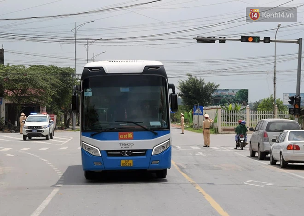 Hình ảnh đẹp: Chiến sĩ CSGT đứng nghiêm, giơ tay chào đoàn y bác sĩ từ Quảng Ninh đến Bắc Giang chống dịch Covid-19 - Ảnh 2.