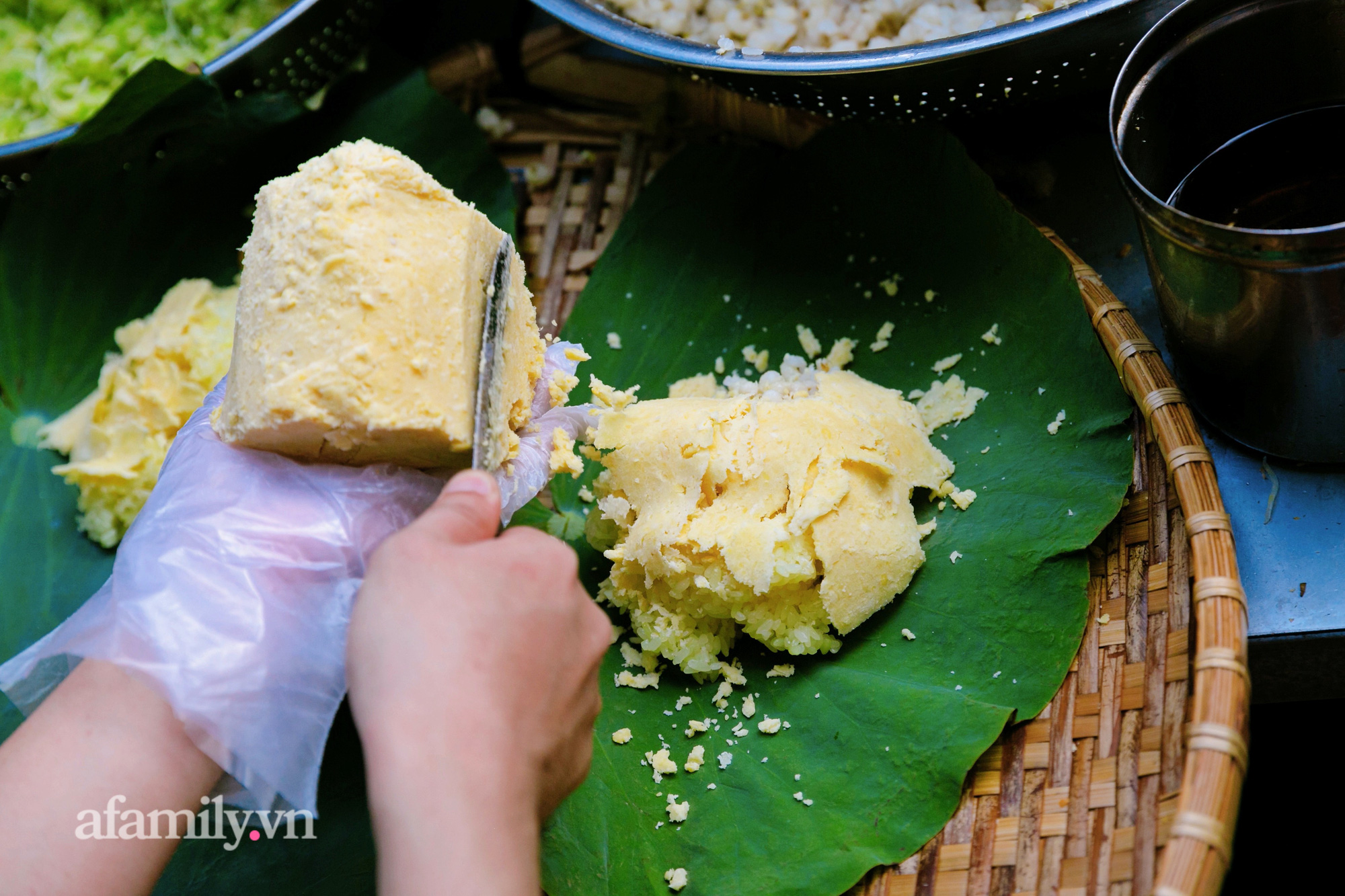 Hàng xôi bọc lá sen tươi đậm chất Bắc giữa lòng Sài Gòn, chỉ bán 2 tiếng mỗi ngày vì quá đông, khiến cậu cả bỏ đại học để nối nghiệp gia đình - Ảnh 12.