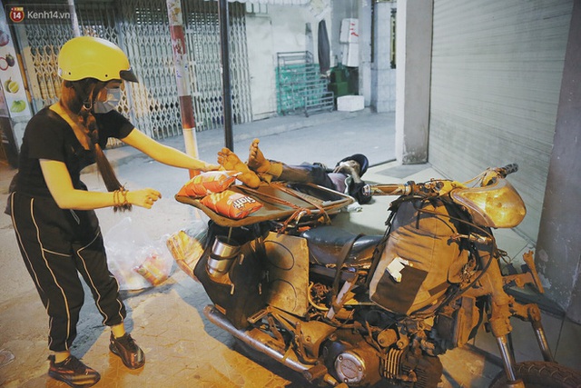 Người vô gia cư lay lắt trong đêm đầu Sài Gòn giãn cách: Con không có nhà, tối con ra Cầu Mống mà ngủ - Ảnh 19.