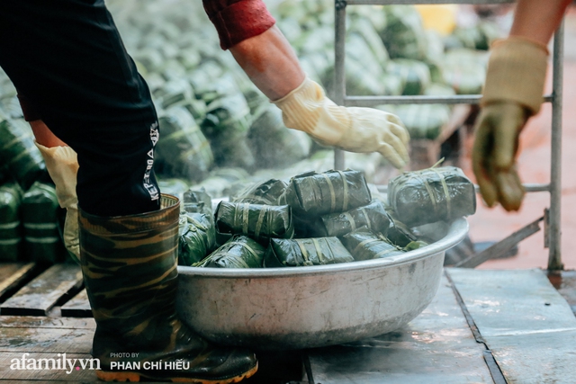 Làng bánh chưng Tranh Khúc nhộn nhịp vụ Tết: Những người thợ được lập trình cứ 30 giây xong một chiếc bánh, phải chế cho được nồi chứa 400 chiếc bánh mới chịu nổi lửa - Ảnh 18.