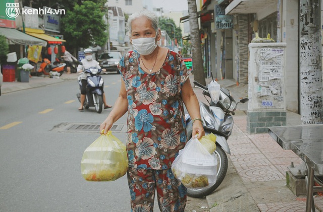 Ông bà cụ cặm cụi nấu từng suất cơm 0 đồng cho bà con nghèo ở Sài Gòn: Ngoại làm cực mà vui, ngày ngủ có 3 tiếng nhưng khỏe re - Ảnh 19.