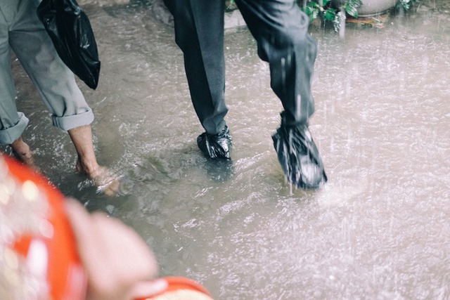 Đám cưới mùa nước nổi: Cô dâu chú rể thả dép đi chân trần lội nước - Ảnh 11.