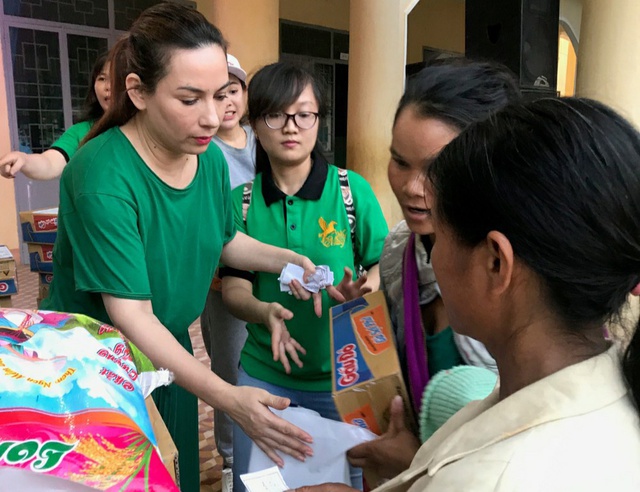 Chân dung nữ ca sĩ Phi Nhung: Từng được mệnh danh là Nữ hoàng băng đĩa, trở thành người mẹ của 23 đứa con nuôi, dành cả cuộc đời làm thiện nguyện - Ảnh 8.