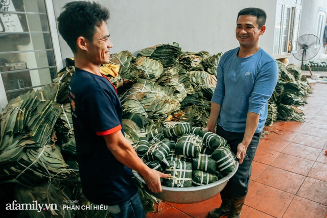 Làng bánh chưng Tranh Khúc nhộn nhịp vụ Tết: Những người thợ được lập trình cứ 30 giây xong một chiếc bánh, phải chế cho được nồi chứa 400 chiếc bánh mới chịu nổi lửa - Ảnh 14.