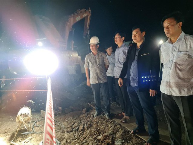  Tiếp tục nỗ lực xuyên đêm giải cứu bé trai lọt xuống trụ bê tông - Ảnh 9.