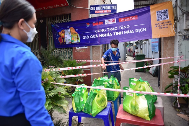 2.000 giỏ quà nghĩa tình đã đến tay những người có hoàn cảnh khó khăn tại TP.HCM - Ảnh 1.