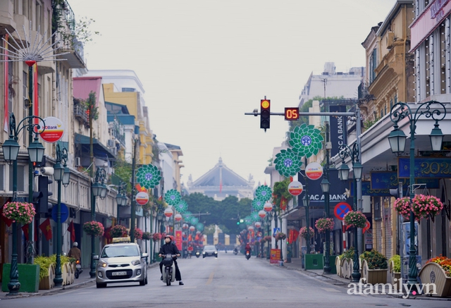Hà Nội sáng mùng 1 Tết: Đường đông hơn mọi năm nhưng vẫn thênh thang yên bình đến lạ, người dân thong thả đạp xe, đi lễ đền Ngọc Sơn - Ảnh 10.