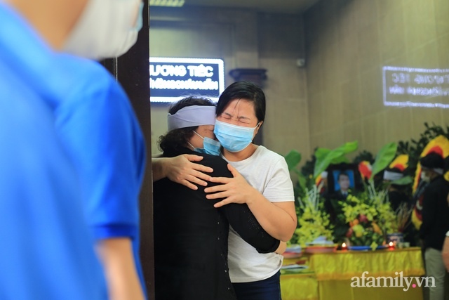 Nhói lòng những ánh mắt ngây thơ cùng nhành hoa trắng tiễn đưa nạn nhân nhỏ tuổi nhất trong vụ cháy nhà kinh hoàng trên phố Tôn Đức Thắng - Ảnh 8.