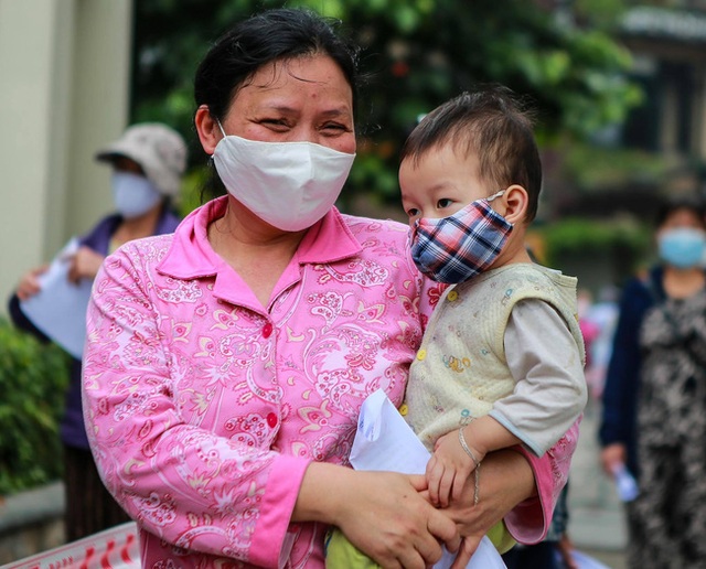 Vẫn là phát gạo cho người khó khăn, nhưng cách làm mới lạ của trường Đại học Kinh tế Quốc dân giúp cho món quà nhỏ ý nghĩa được trao tặng đúng người cần - Ảnh 8.