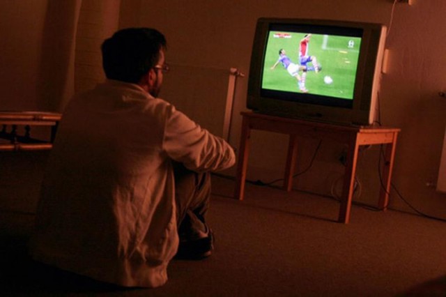  Thâu đêm xem World Cup, chàng trai 26 tuổi bị chẩn đoán liệt mặt - Ảnh 1.