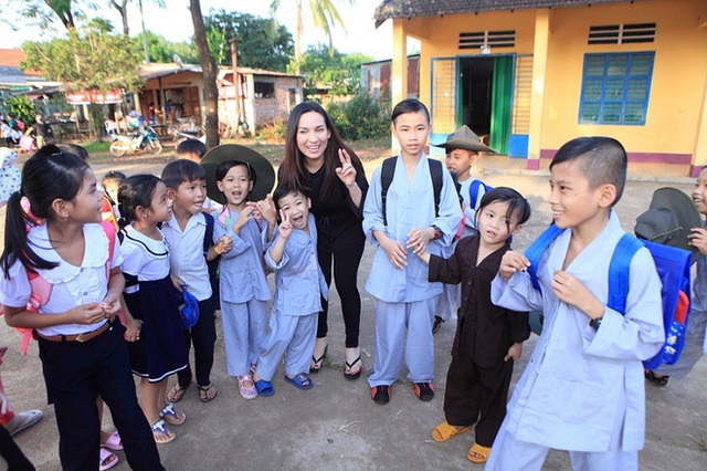 Chân dung nữ ca sĩ Phi Nhung: Từng được mệnh danh là Nữ hoàng băng đĩa, trở thành người mẹ của 23 đứa con nuôi, dành cả cuộc đời làm thiện nguyện - Ảnh 6.