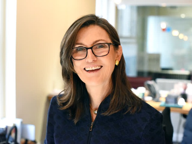 Mẹ 3 con được mệnh danh là phiên bản nữ của Warren Buffett: Khởi nghiệp tuổi 58, có biệt danh cây hái tiền và gây bất ngờ cho cộng đồng đầu tư toàn cầu - Ảnh 3.