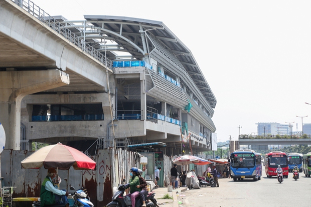 Hiện trạng 11 nhà ga trên cao tuyến Metro ở TP.HCM sau 10 năm thi công - Ảnh 12.