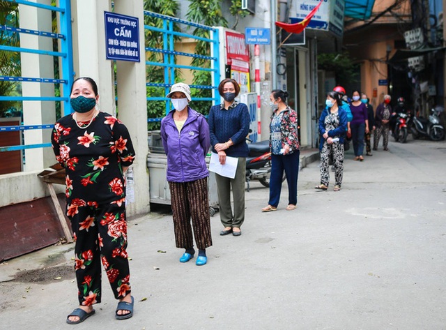 Vẫn là phát gạo cho người khó khăn, nhưng cách làm mới lạ của trường Đại học Kinh tế Quốc dân giúp cho món quà nhỏ ý nghĩa được trao tặng đúng người cần - Ảnh 4.