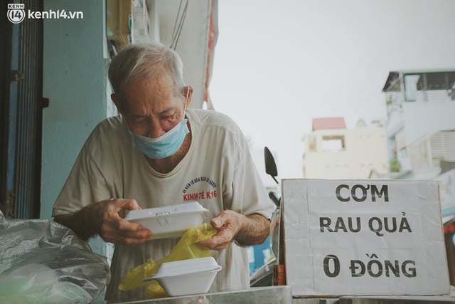 Ông bà cụ cặm cụi nấu từng suất cơm 0 đồng cho bà con nghèo ở Sài Gòn: Ngoại làm cực mà vui, ngày ngủ có 3 tiếng nhưng khỏe re - Ảnh 13.