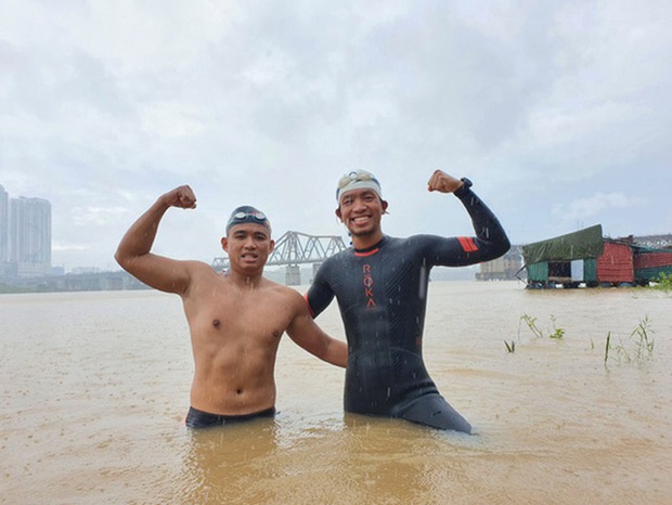 Từ lần chết hụt trên sông, kình ngư lập kỉ lục bơi 200km từ Hà Nội ra biển quyết tâm dạy bơi, cứu hộ miễn phí cho trẻ - Ảnh 1.