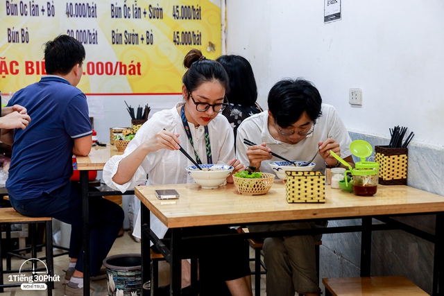 Duy Tân - con phố dài 500m nhưng hàng trăm dân văn phòng mỗi ngày bỏ tự nấu cơm trưa, chọn ăn ngoài vì giá cực rẻ - Ảnh 18.