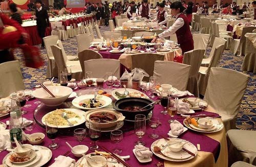  Phát hiện 1 ông lão vào tiệc cưới trộm thức ăn thừa, chủ khách sạn đứng từ xa, phản ứng bằng 1 hành động khiến nhân viên thán phục - Ảnh 1.