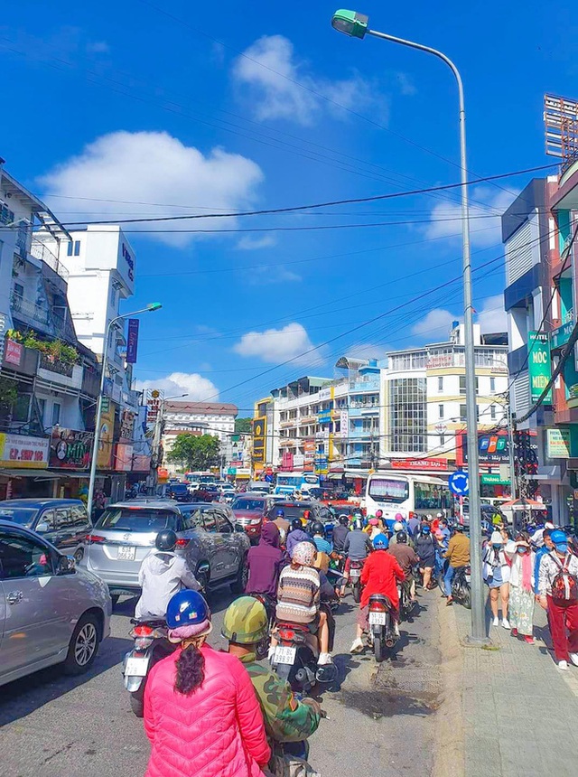 Những hình ảnh cho thấy Đà Lạt là điểm du lịch nóng nhất kỳ nghỉ lễ vừa rồi: Nhìn đâu cũng đông nghịt và tắc cứng - Ảnh 5.