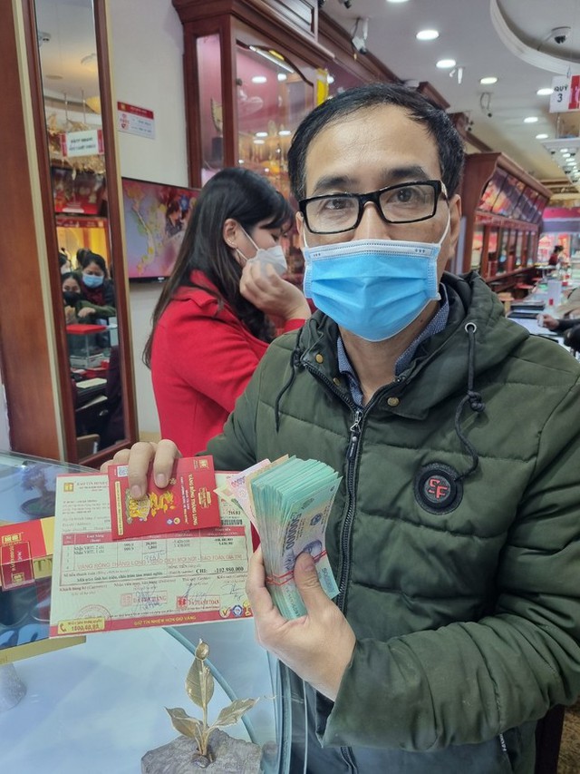 Khác lạ ngày vía Thần Tài: Bán 2 cây vàng, mua vào 1 chỉ - Ảnh 3.
