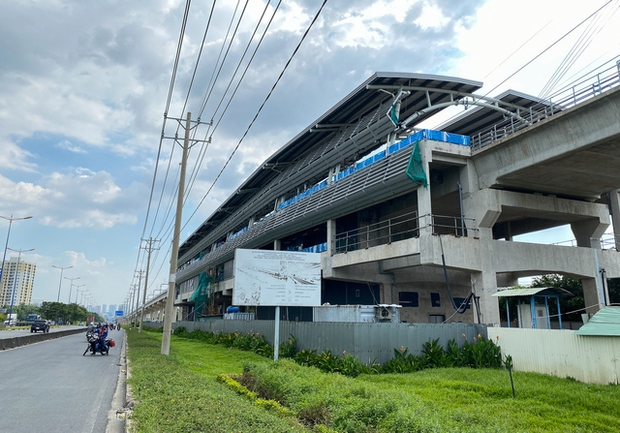 Hiện trạng 11 nhà ga trên cao tuyến Metro ở TP.HCM sau 10 năm thi công - Ảnh 10.