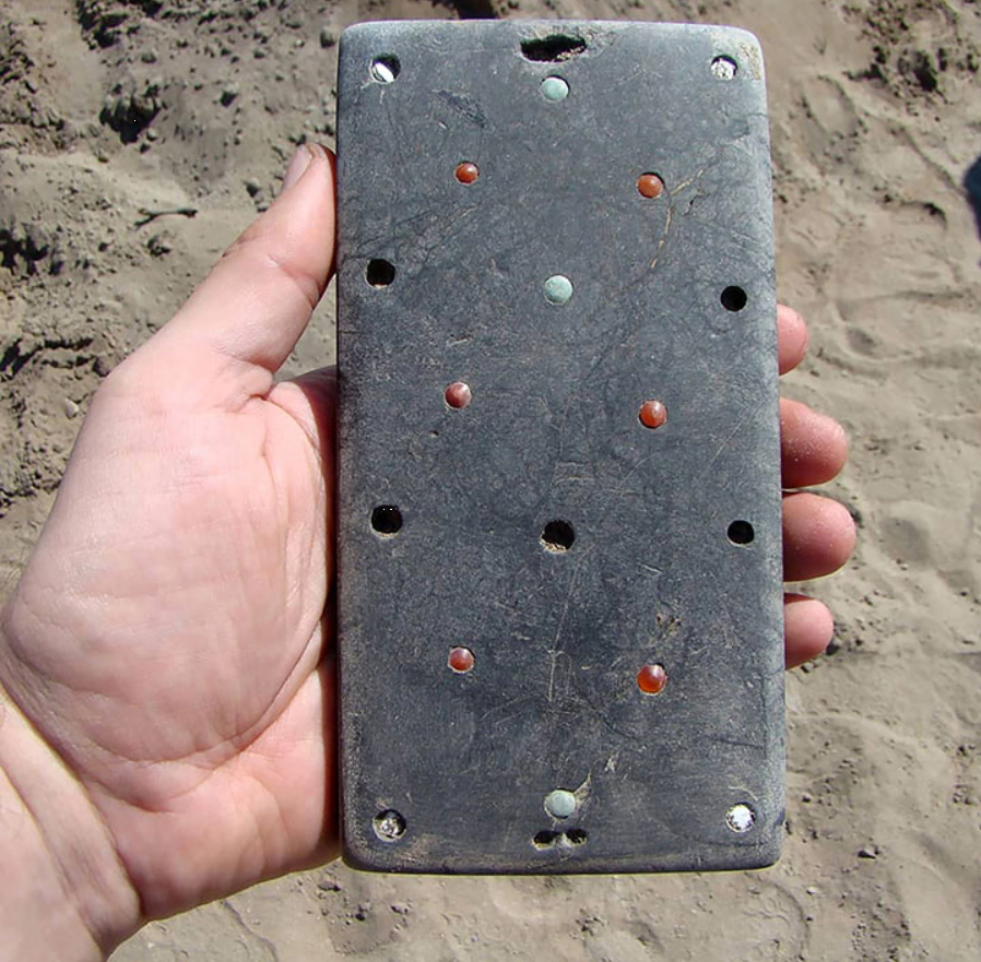 Khai quật mộ cổ gần 2.200 năm tuổi, chuyên gia bất ngờ tìm thấy "điện thoại iPhone" - Ảnh 1.