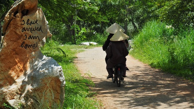 Chia sẻ từ nữ tiến sĩ Văn học sau 1 tuần tu tập tại Làng Mai của Thiền sư Thích Nhất Hạnh: Hạnh phúc sẽ gõ cửa khi bạn ngộ ra điều này - Ảnh 5.